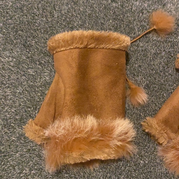 Brown gloves with faux fur and open finger tips, adjustable at wrists - Picture 2 of 10